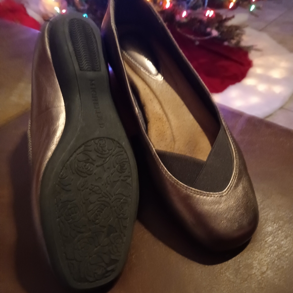 Life Stride Metallic Black Flats - Picture 2 of 2